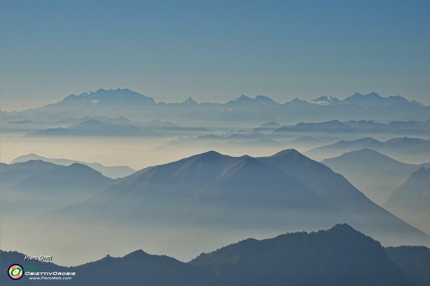 80 In vetta  allo Zuc di Cam (2195 m) con vista fin verso il Monte Rosa.JPG